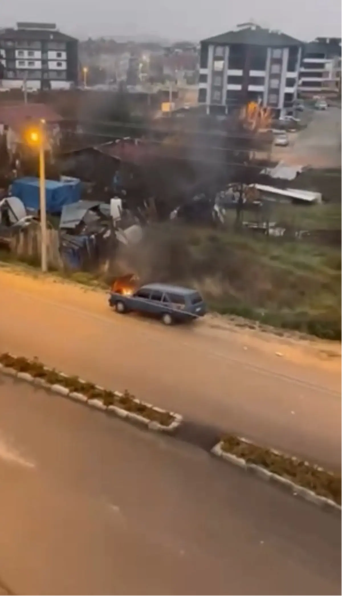 Motorundan tutuşan otomobili kovayla taşıdığı suyla söndürdü