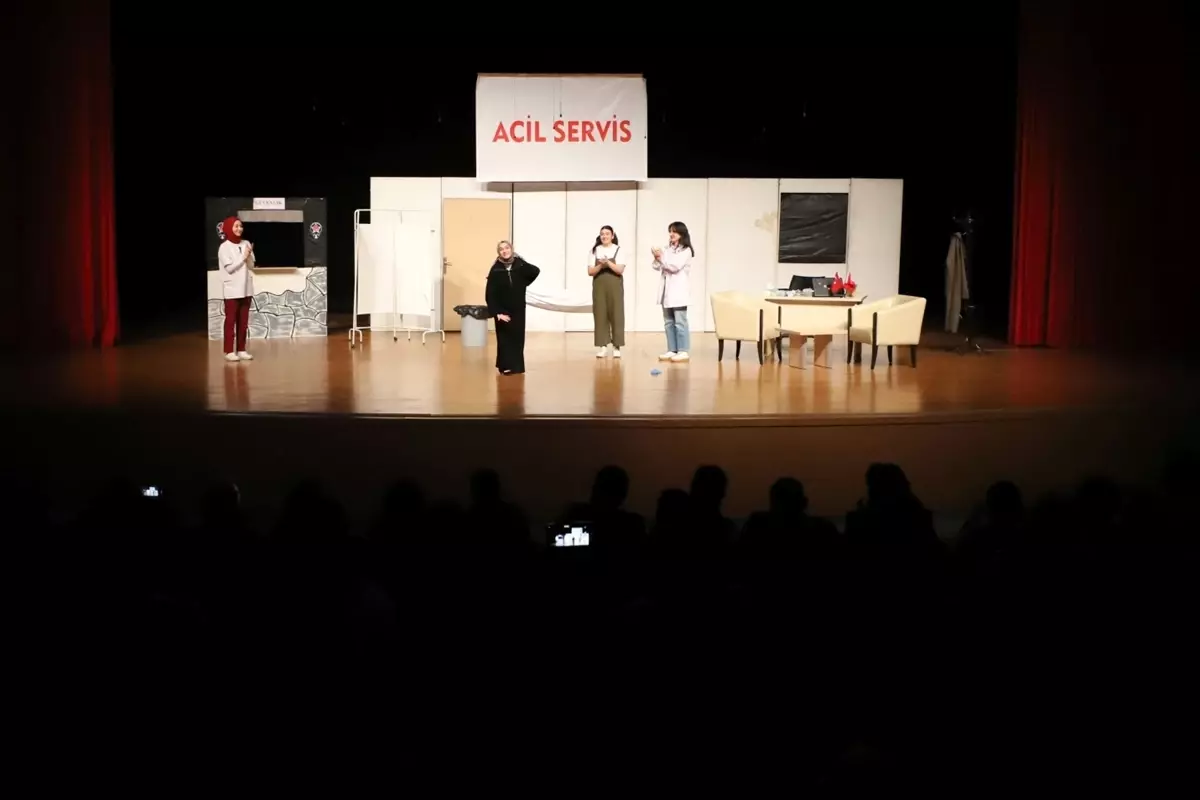 Nevşehir Hacı Bektaş Veli Üniversitesinde 'Acil Servis' tiyatro oyunu sahnelendi