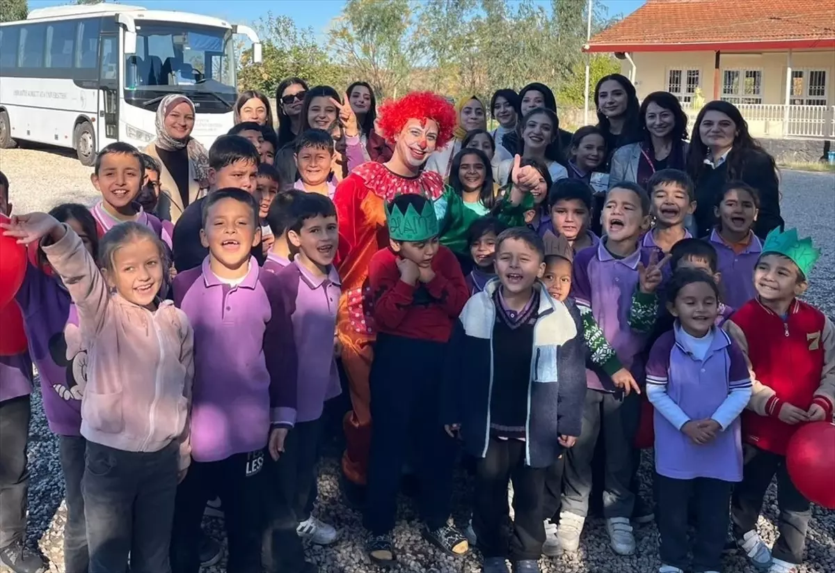 Osmaniye'de üniversite öğrencileri köy okulunda şenlik düzenledi