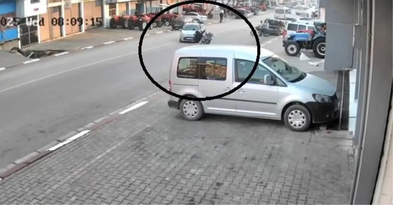 Otomobille çarpışan motosikletteki 2 kişi metrelerce savruldu