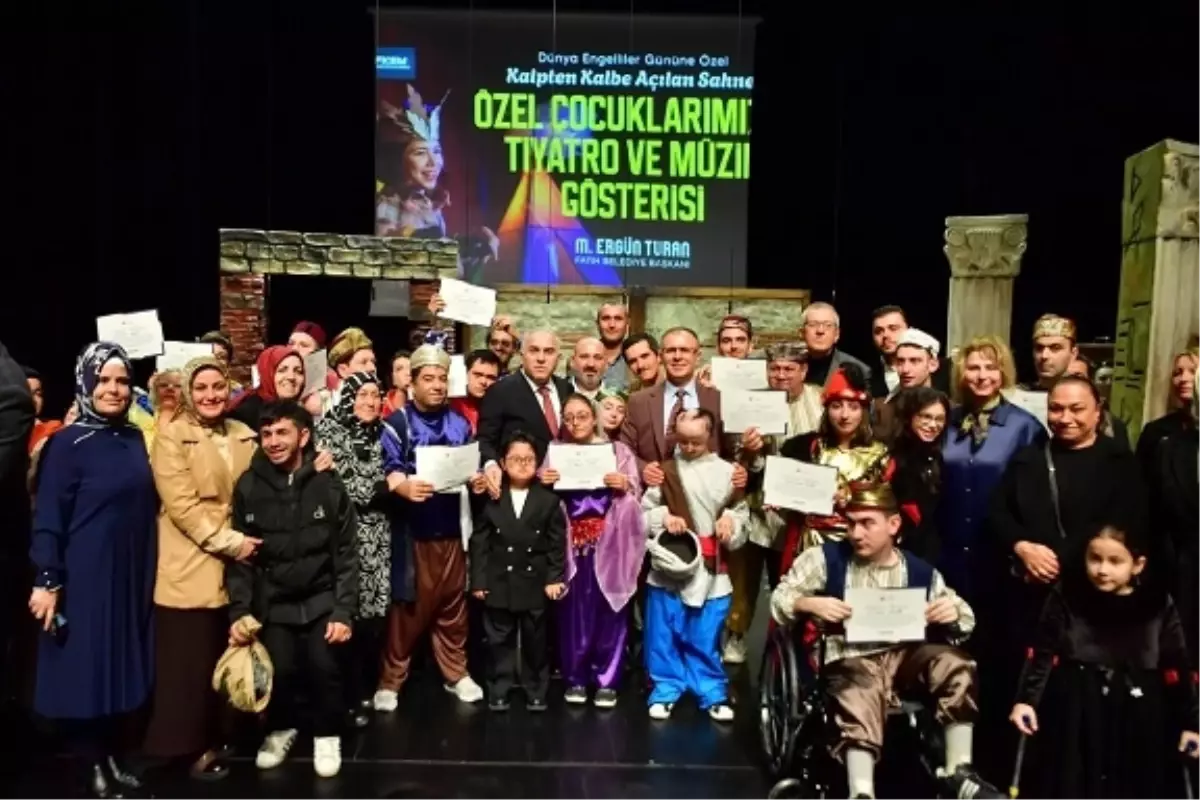 Özel çocuklardan tiyatro ve müzik gösterisi