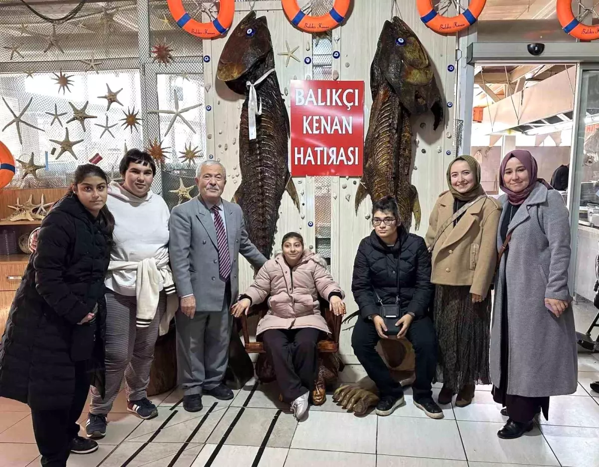 Özel gereksinimli bireyler, Türkiye Deniz Canlıları Müzesi'ni ziyaret etti