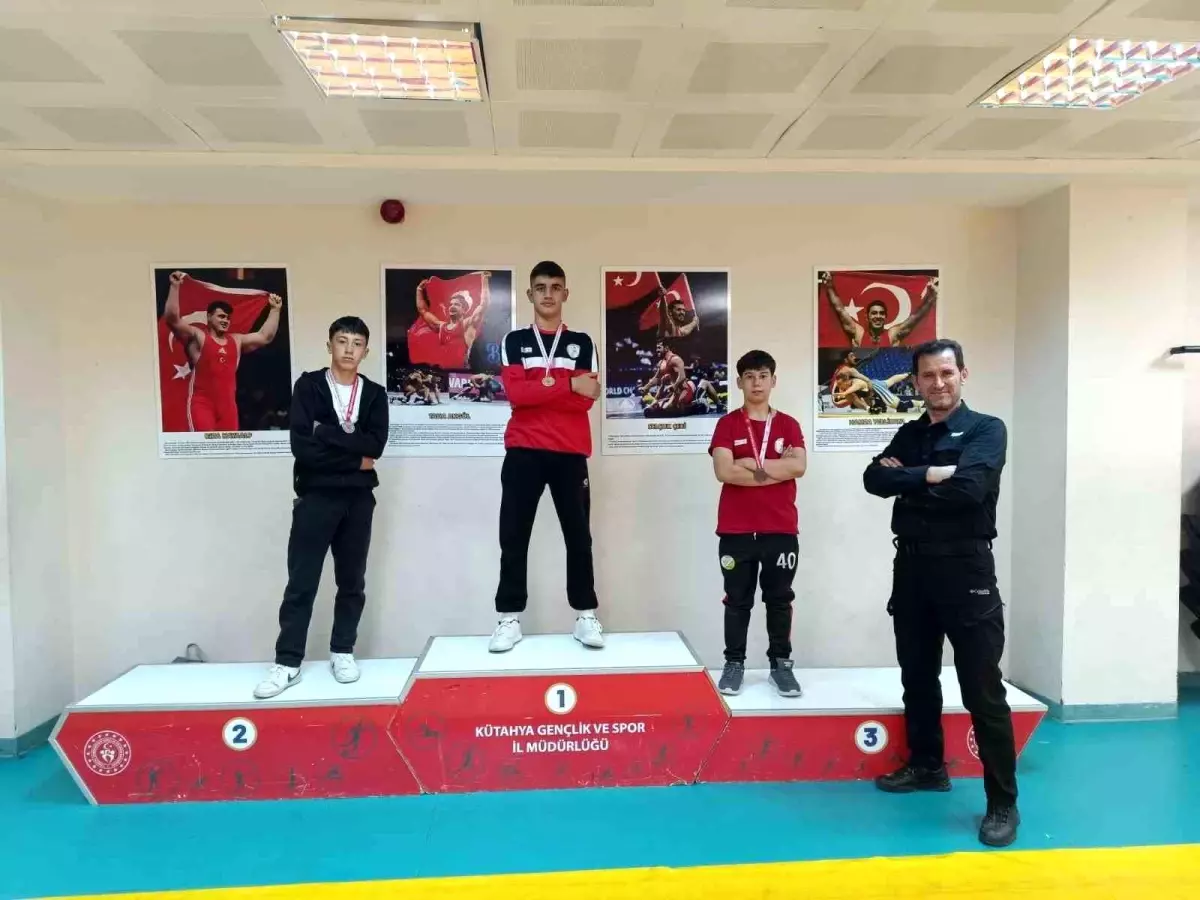 Pazarlar Spor Lisesi güreşte 3 madalya kazandı