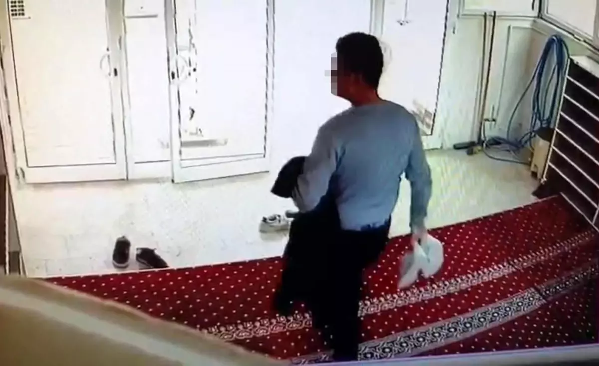Şanlıurfa'da camide ayakkabı ve mont hırsızlığı kamerada