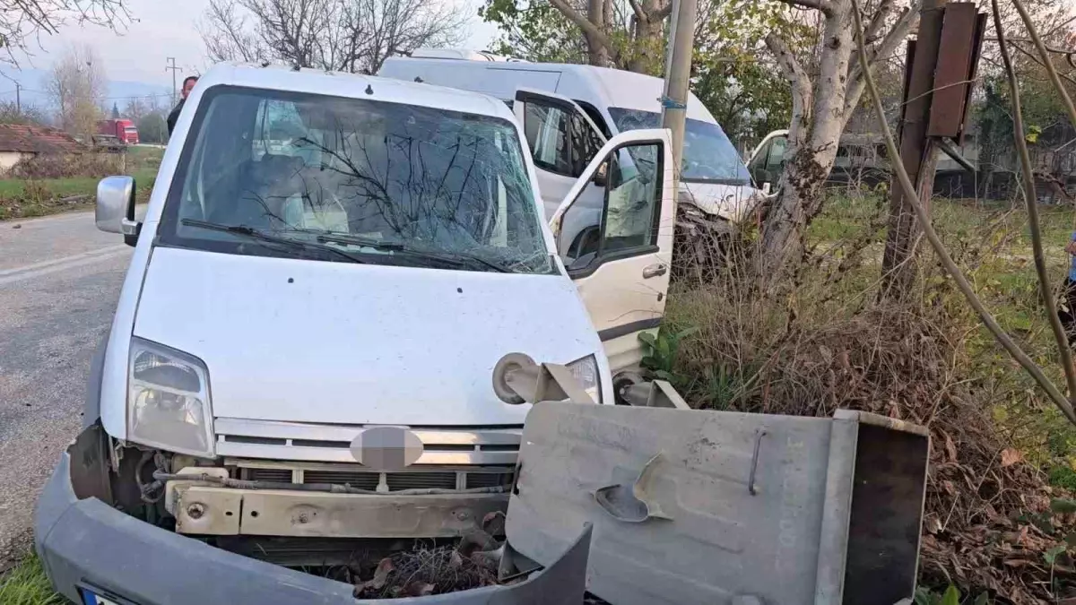 Servis minibüsü hafif ticari araçla çarpıştı: 11 yaralı