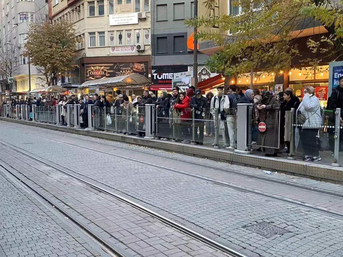 Teknik arıza sebebiyle tramvay seferleri aksadı, duraklarda yoğunluk oluştu