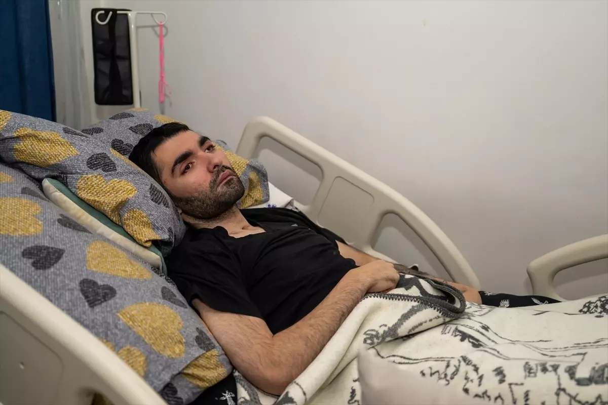 Trafik kazasında yatağa bağımlı hale gelen genç için tedavi umudu sürüyor