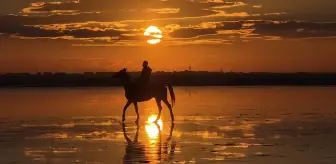Tuz Gölü'nde gün batımı kızıl tonlarıyla görsel şölen oluşturdu