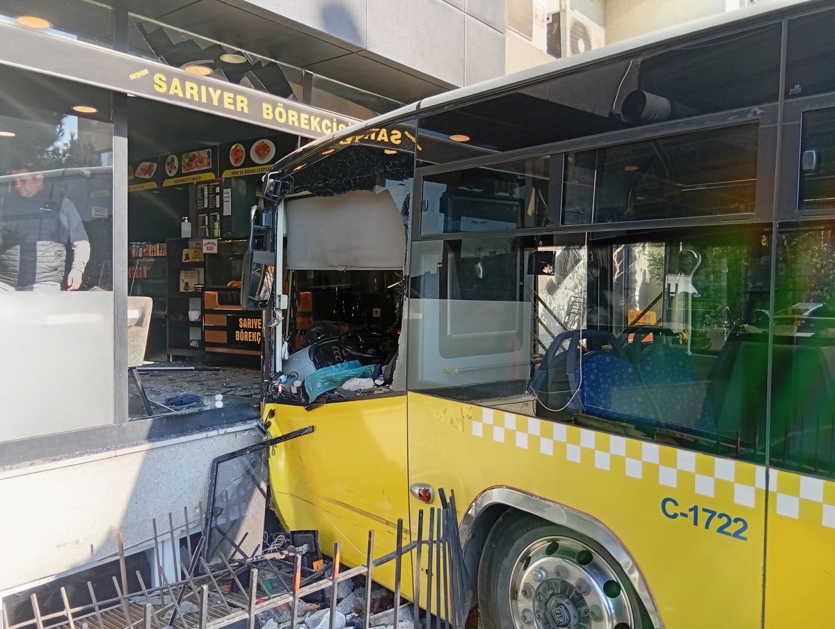 Üsküdar'da İETT otobüsü börekçiye girdi