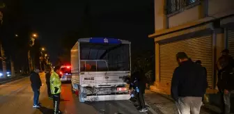 Adana'da kamyonete ve iş yerinin duvarına çarpan otomobildeki çocuk öldü