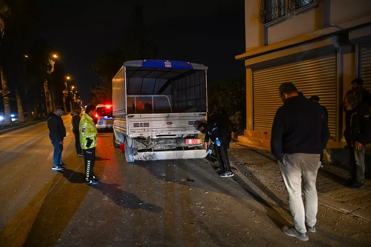 Adana'da kamyonete ve iş yerinin duvarına çarpan otomobildeki çocuk öldü