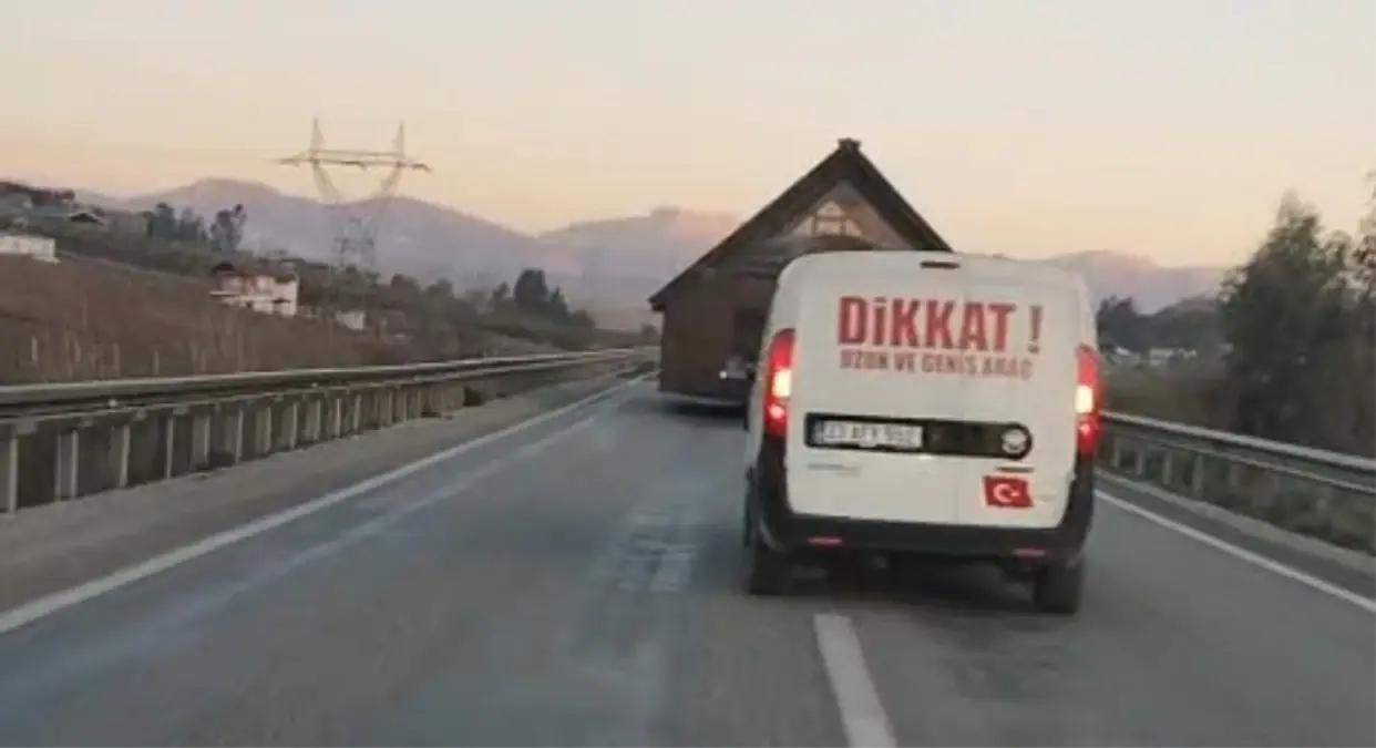 Adana'da prefabrik ev taşıyan TIR, trafiği kilitledi