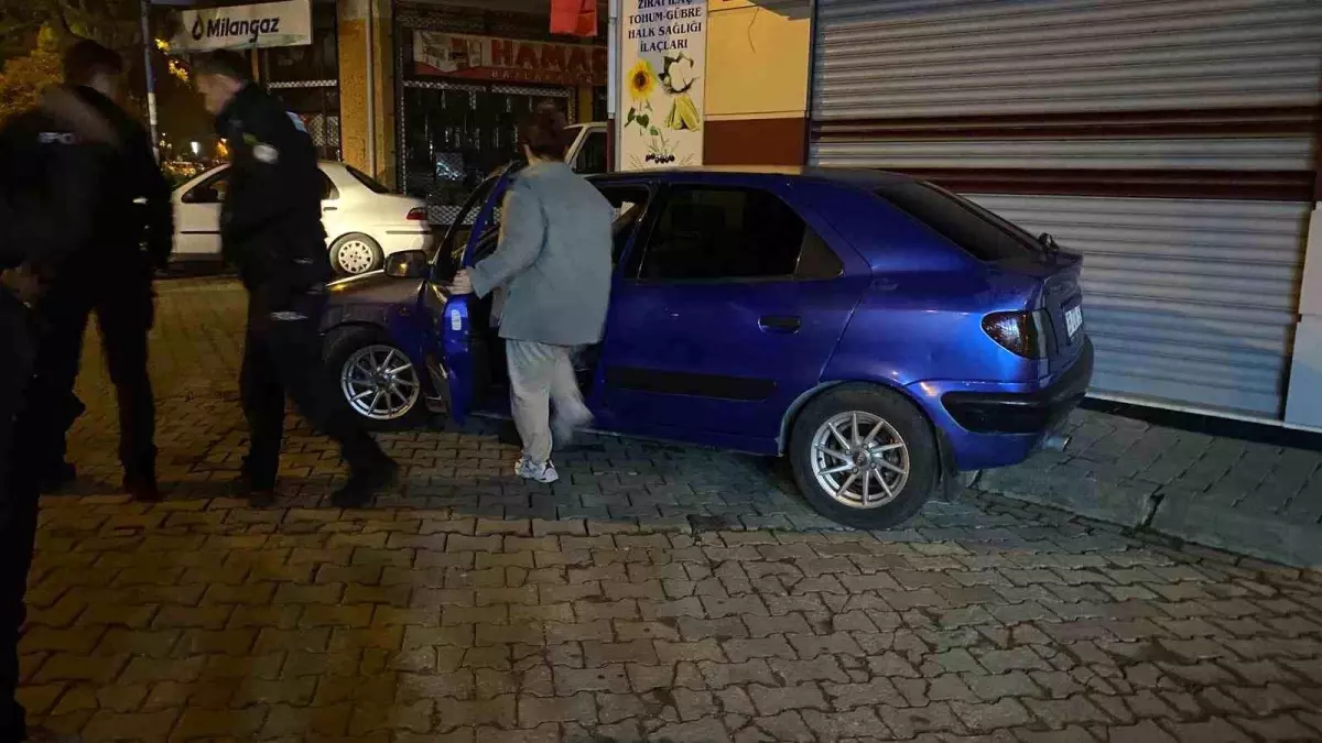 Alkolün etkisi ile araçta sızdı, vatandaşlar hayatından endişe etti