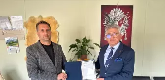 Altınözü'nde maaşını TSKGV'ye bağışlayan muhtara teşekkür belgesi