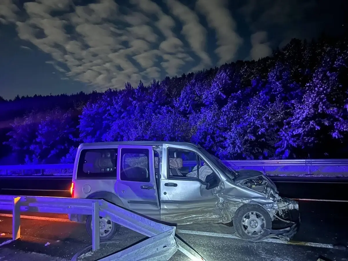 Ardahan'da bariyerlere çarpan hafif ticari araçtaki 4 kişi yaralandı