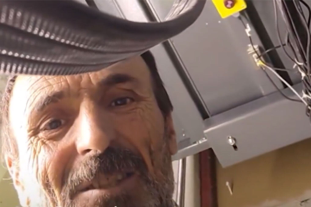 He went under the elevator, challenging death!