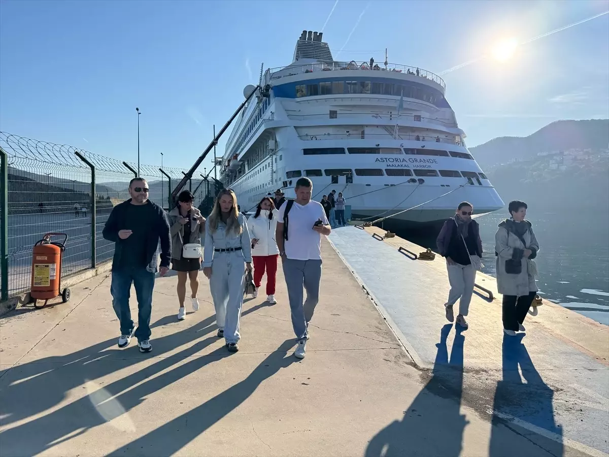 'Astoria Grande' kruvaziyeri Rusya'dan 621 yolcusuyla Amasra'ya geldi