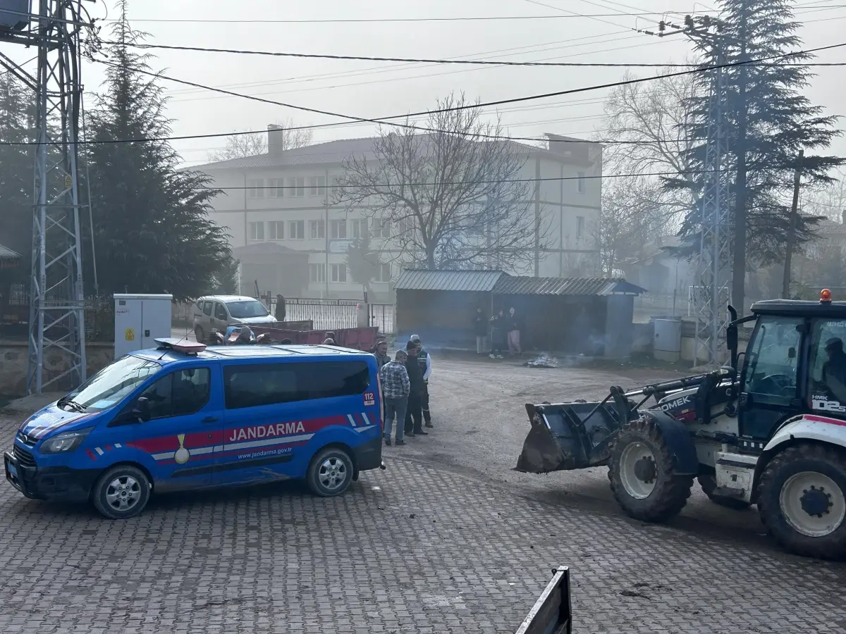 Bolu'da köylüler ağır tonajlı araçlara karşı ayaklandı: Köyün giriş çıkışında lastik yaktılar