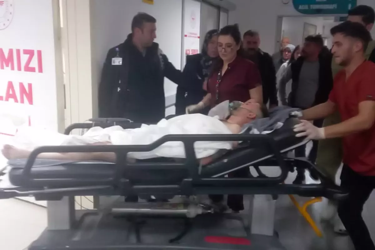 Damadını kalbinden bıçakladı! Göğsünde bıçakla hastaneye kaldırıldı