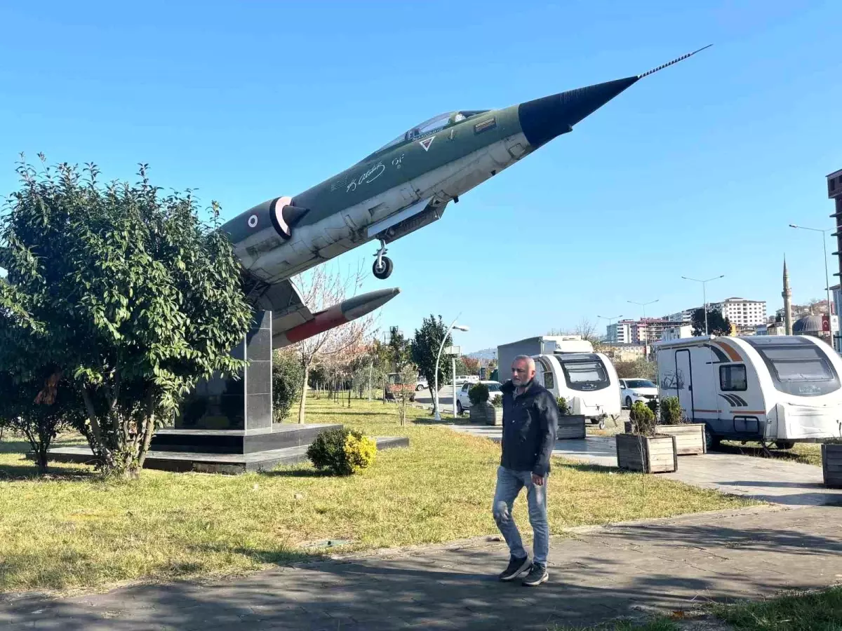 Dünya havacılık tarihine geçen Selçuk Bayraktar'a Sürmeneli hemşehrisinden şarkılı destek