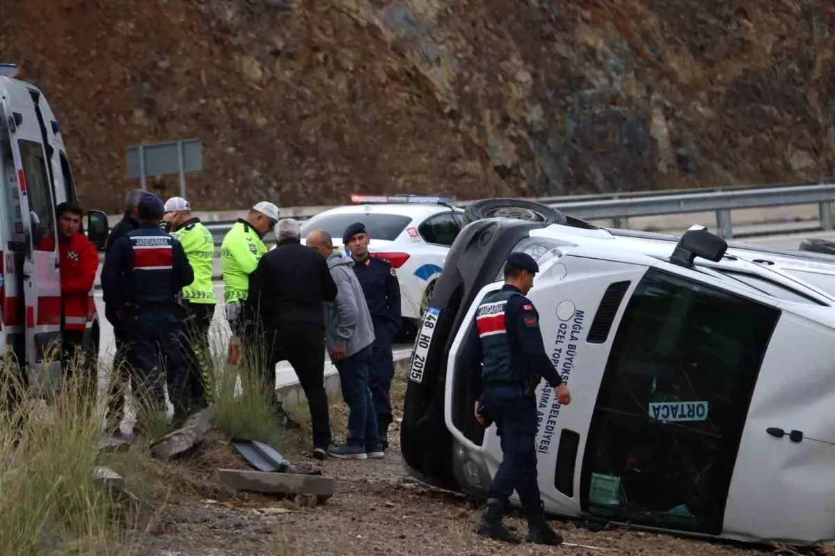 Fethiye'de yolcu minibüsü devrildi: 7 yaralı