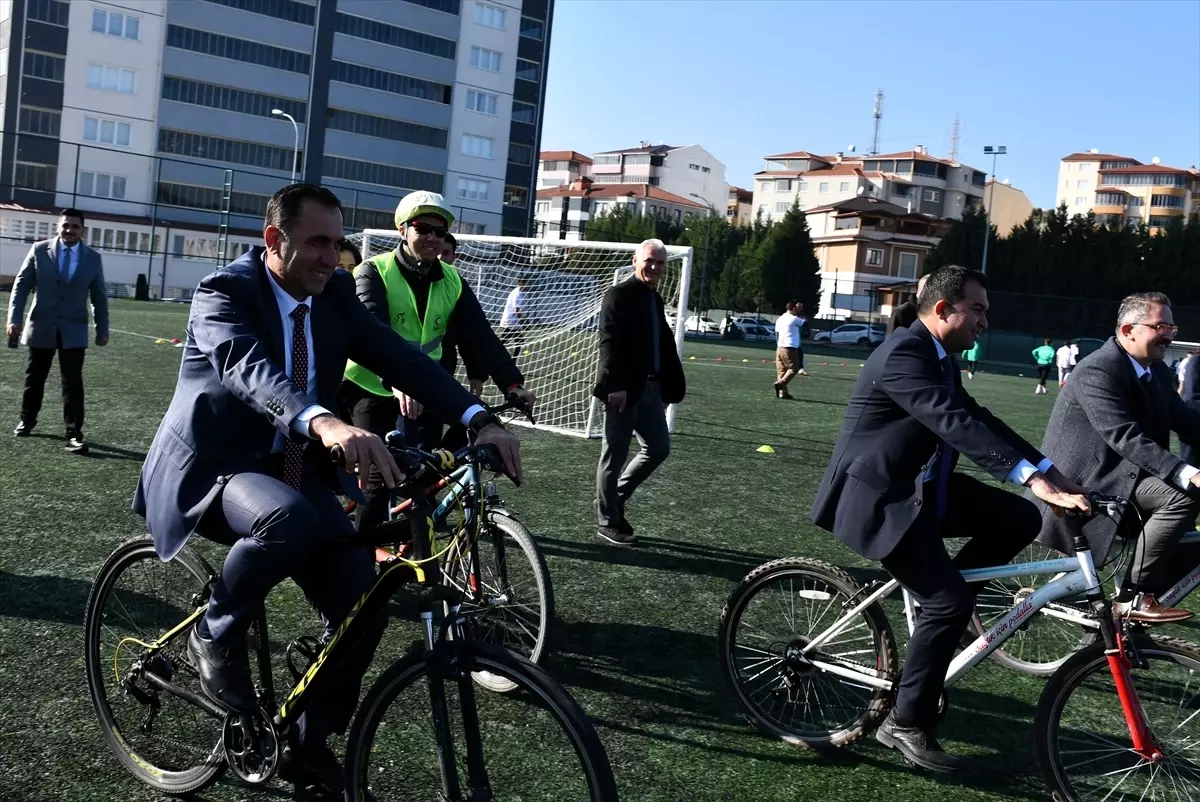 Görme engelliler pilot eşliğinde bisiklet kullandı