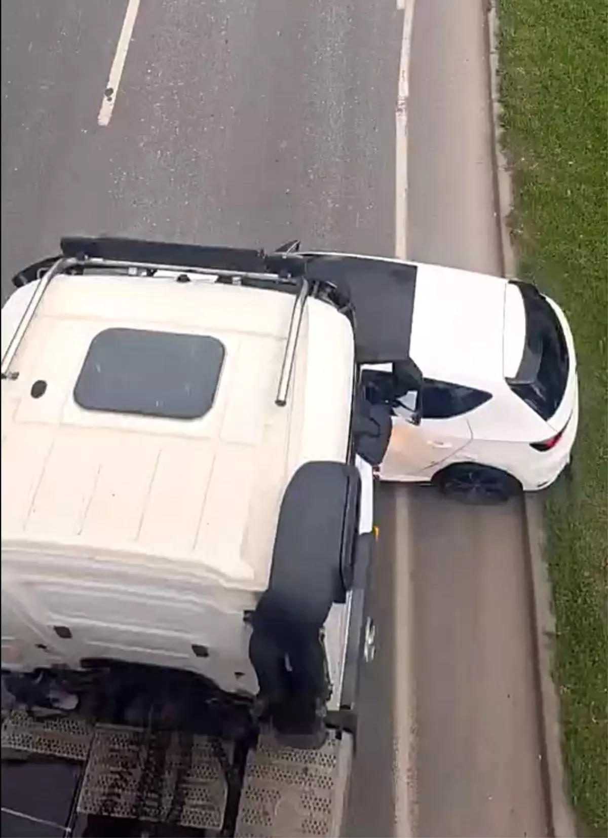 Hafriyat kamyonu, önüne aldığı otomobili 100 metre sürükledi