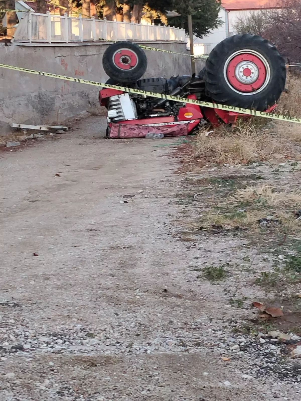 İlaç yazdırdığı hastanenin otoparkında traktör kazasında öldü