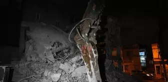 İzmir'de yıkımı yapılan inşaatın beton blokları eve zarar verdi