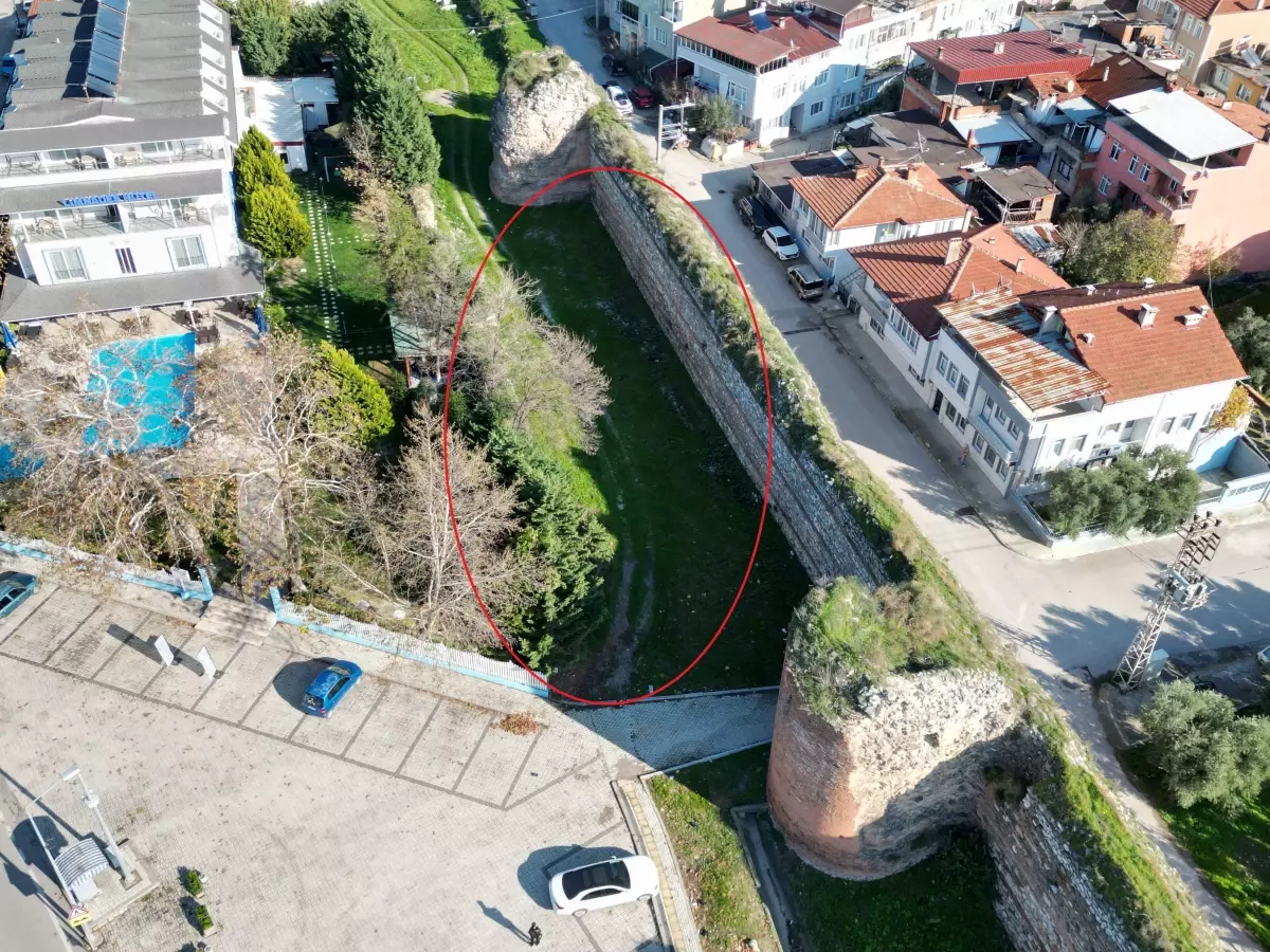 İznik'te tarihi surlar içinde kalan arsasını Papa'nın ziyaretinden bir gün sonra satışa çıkardı