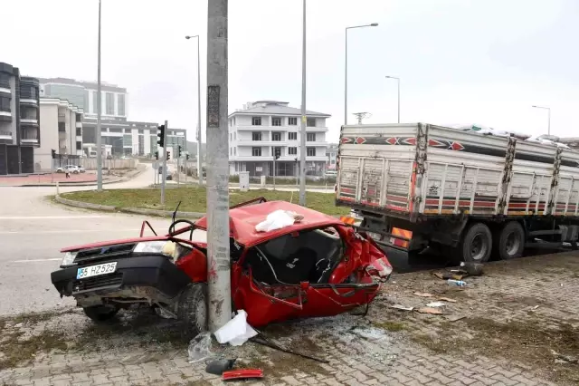 Horrific accident! The Tofaş hit by the truck crumpled like paper