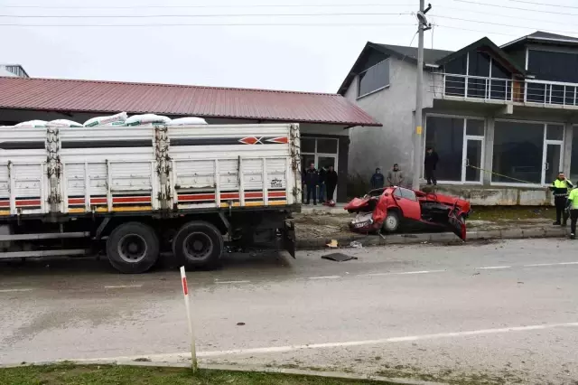 Horrific accident! The Tofaş hit by the truck crumpled like paper