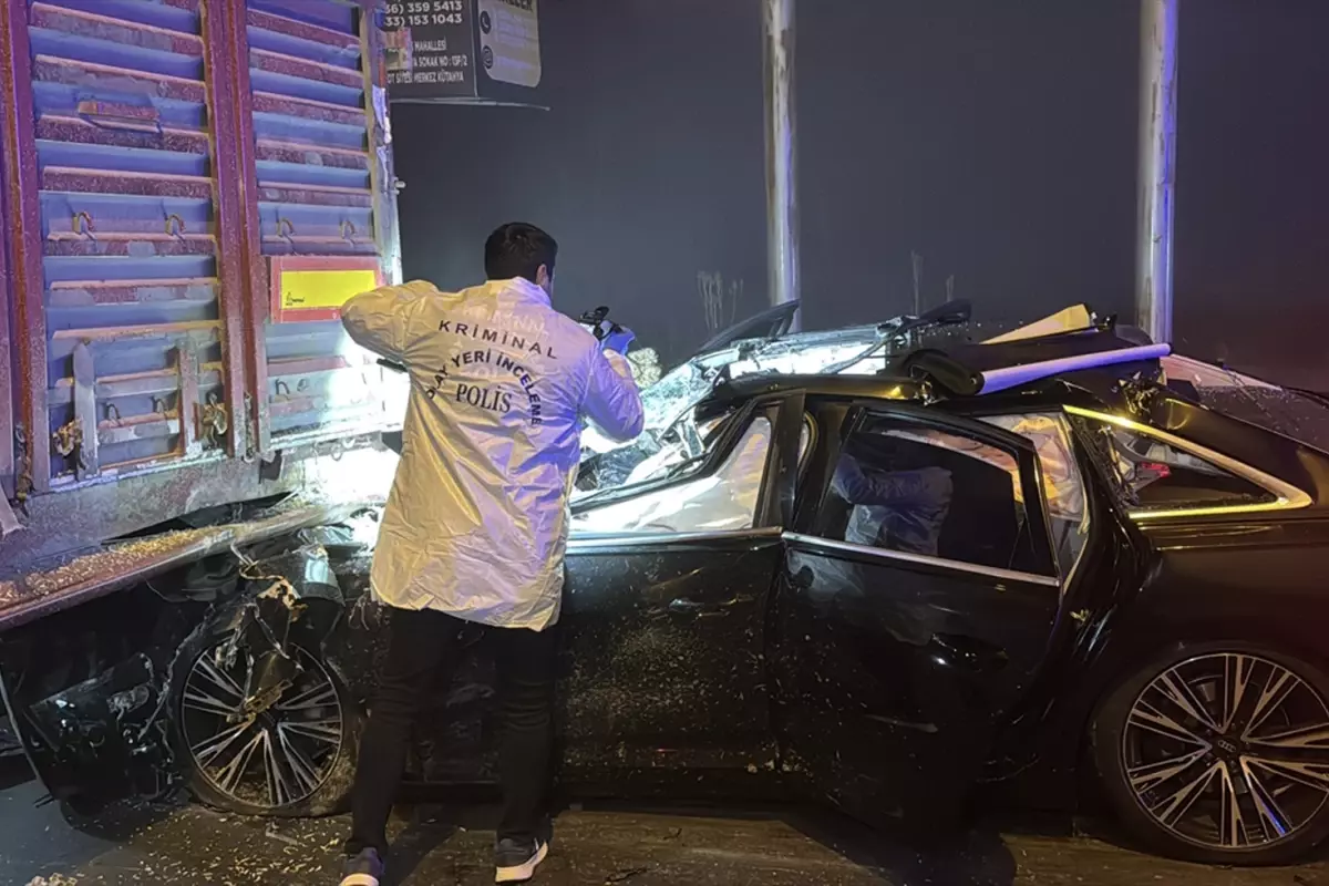 Katliam gibi kaza! Tıra çarpan araçtaki 4 kişi feci şekilde can verdi