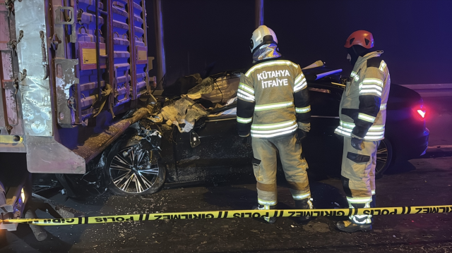 A horrific accident! 4 people in the vehicle that crashed into the truck tragically lost their lives