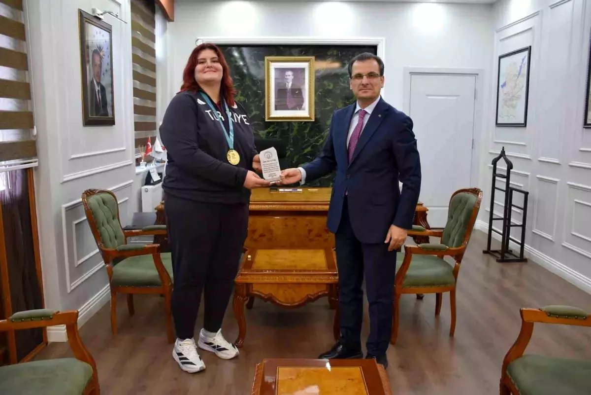 Kaymakam Güldoğan'dan şampiyon judocu Öztürk'e plaket