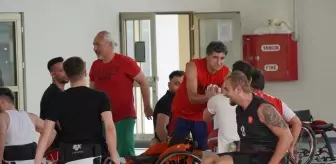 Kayseri'de doktorlar tekerlekli sandalyede engelli sporcularla basketbol maçı yaptı