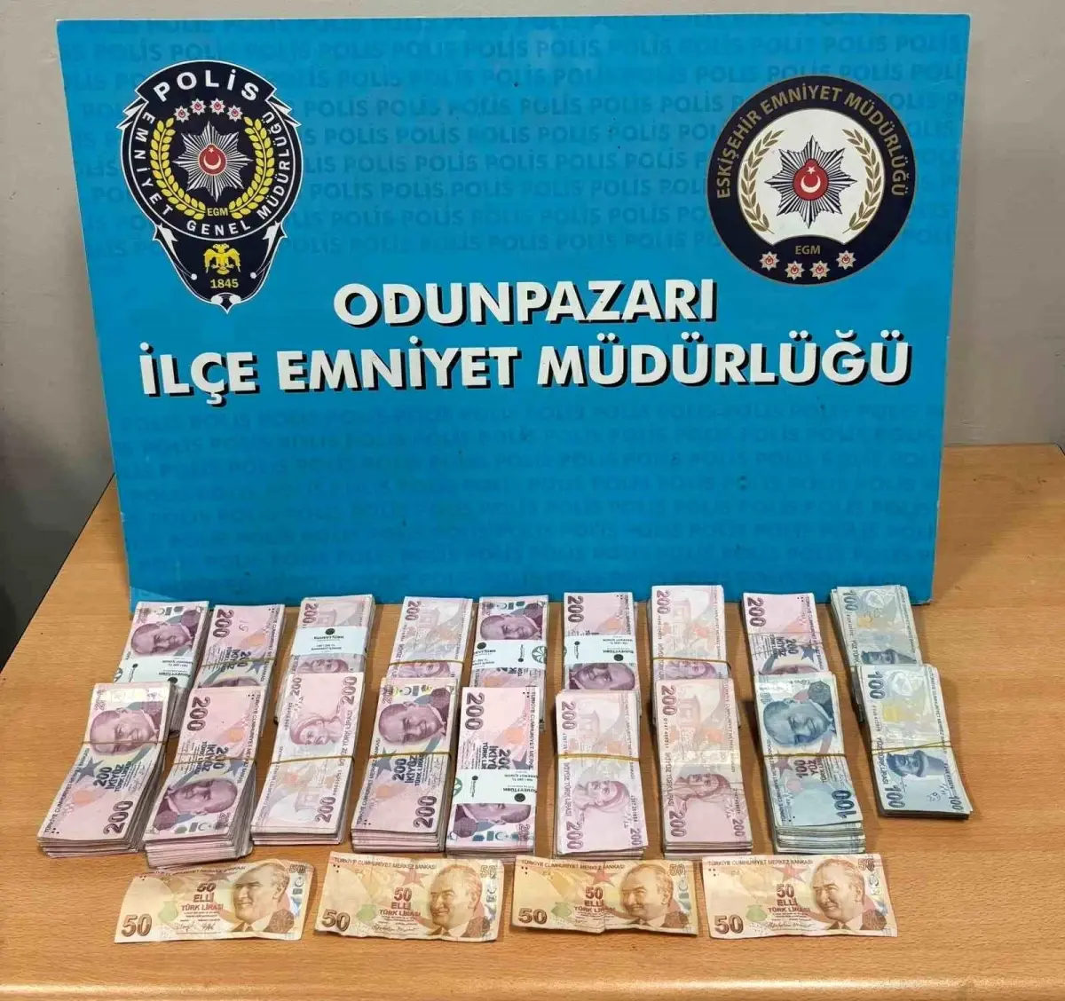 Kendini polis olarak tanıtıp 316 bin 700 TL'lik ziynet eşyasını dolandırdı, kısa sürede yakalandı