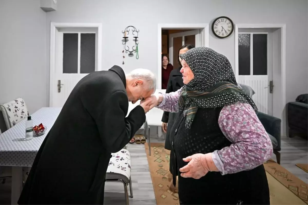 Kırklareli Valisi Turan, şehit annesinin elini öptü