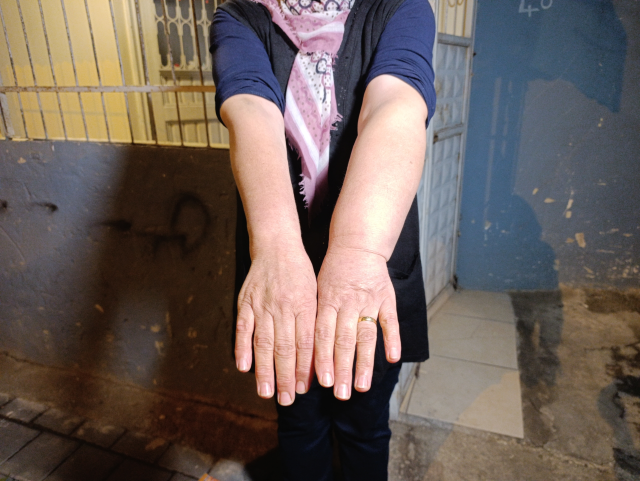 Neighbor horror! Broke the father's teeth, stabbed the mother and son