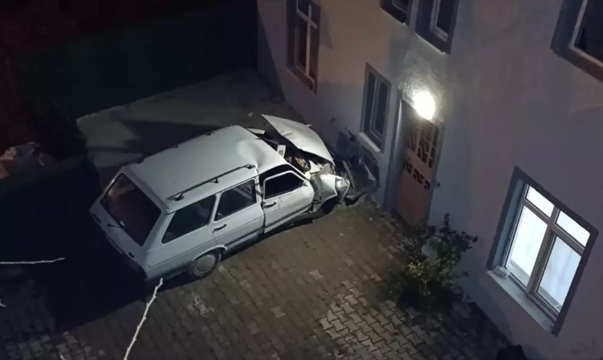 Kütahya'da evin duvarına çarpan otomobildeki 1 kişi öldü, 1 kişi yaralandı