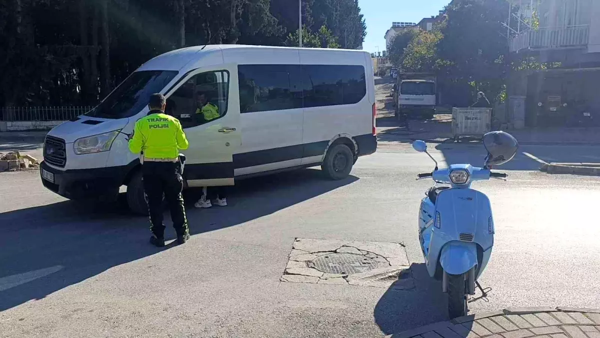 Manavgat'ta minibüsle çarpışan motosikletli yaralandı