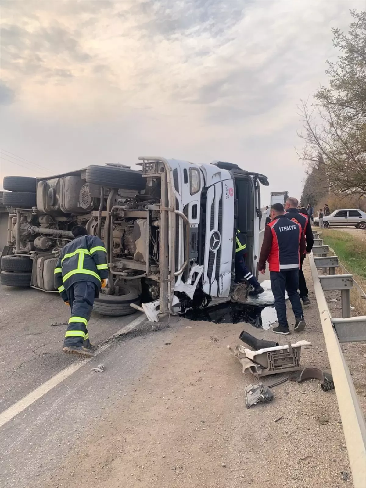 Mardin'de devrilen tırın sürücüsü yaralandı