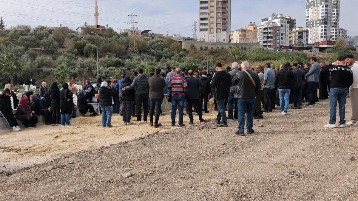 Mersin'de komşusu tarafından öldürülen anne ve oğlu yan yana defnedildi