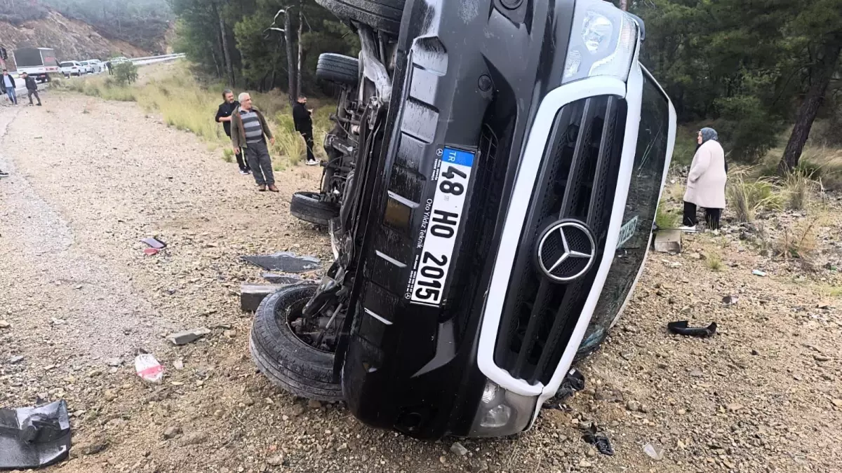 Muğla'da yolcu minibüsü devrildi: 3 yaralı