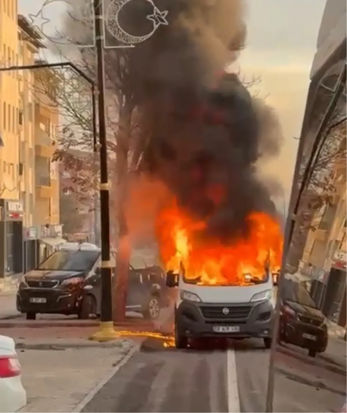 Park halindeki minibüs yandı