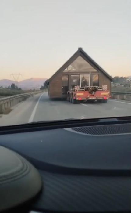 prefabrik ev tasiyan tir trafigi altust etti 19322424 2754 m