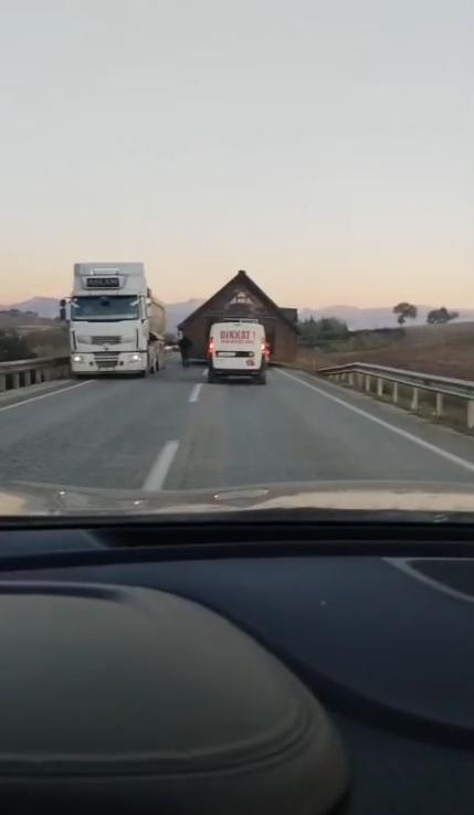 prefabrik ev tasiyan tir trafigi altust etti 19322424 3565 m