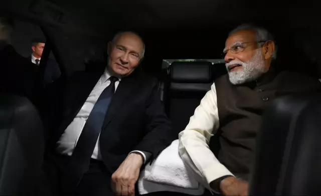 Putin in India after 4 years: Thousands followed his plane