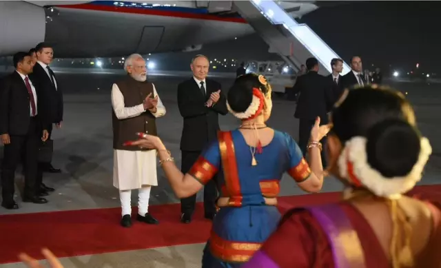 Putin in India after 4 years: Thousands followed his plane