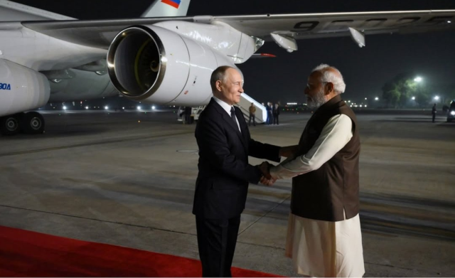 Putin in India after 4 years: Thousands followed his plane